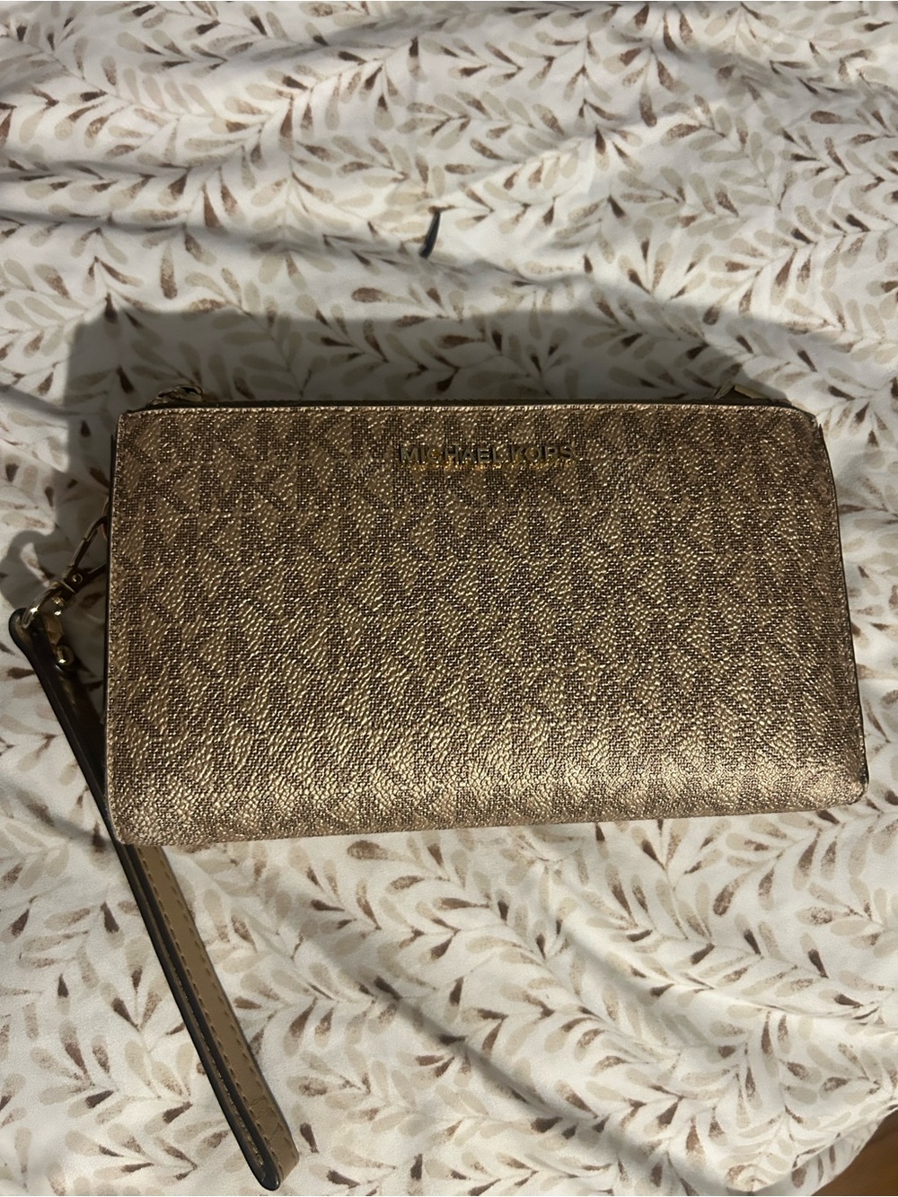 MICHAEL KORS Metallic Gold Wristlet Clutch